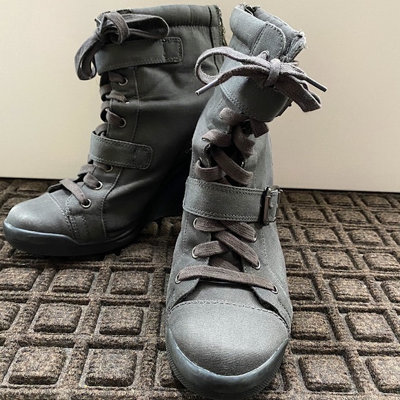 Simply Vera Wang Women’s Grey Ankle Wedge Bootie - Picture 3 of 8